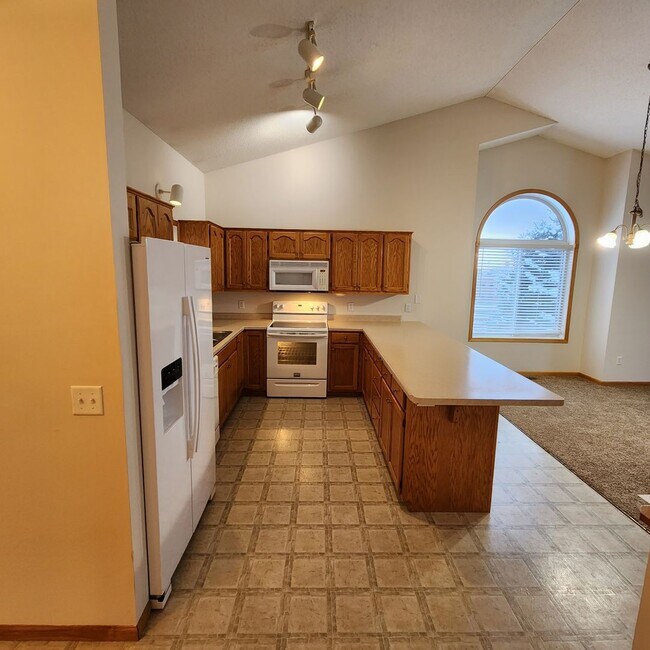 Building Photo - End Unit Walk-Out Rambler Style Town Home ...