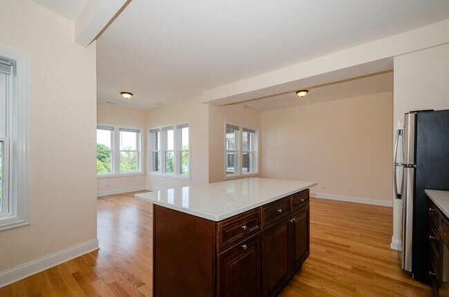 Building Photo - 7602 N Eastlake Terrace