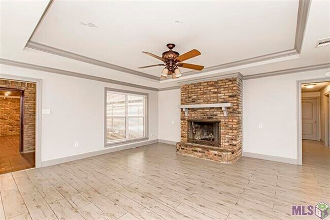 Building Photo - 4 Bedroom House in Denham with 2 bonus rooms