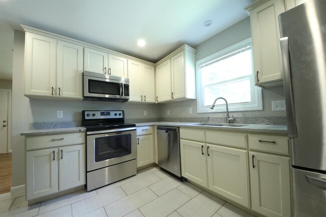 Photo - 4736 Monmouth Dr House