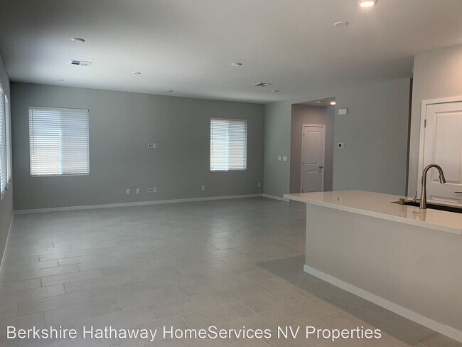 Building Photo - 4 br, 3 bath House - 221 E. Neal Ave