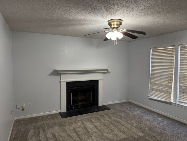 Foto del edificio - Northlake Mall Location!! Nice house with ...