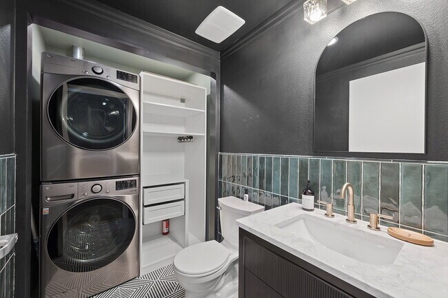 Building Photo - $4,100 - 1 Bed + Den / 1.5 Bath Condo at Parkloft Residence in Downtown San Diego