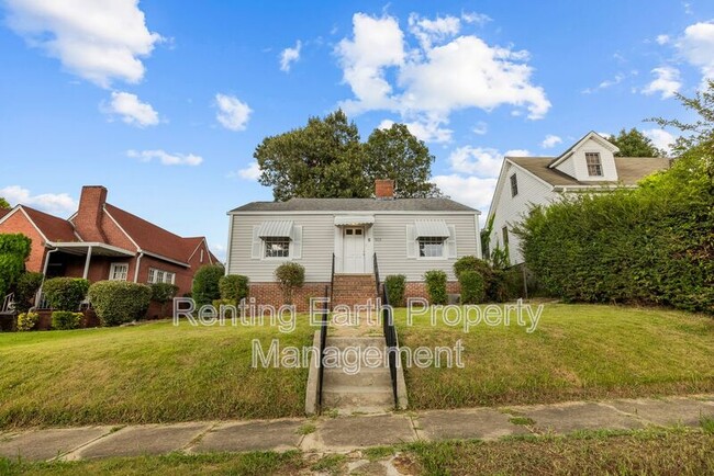 Building Photo - 905 7th St W