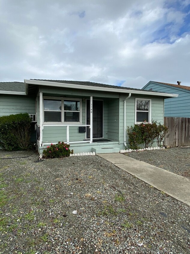 Primary Photo - Rent Reduction!! 1bed/1bath Duplex within ...