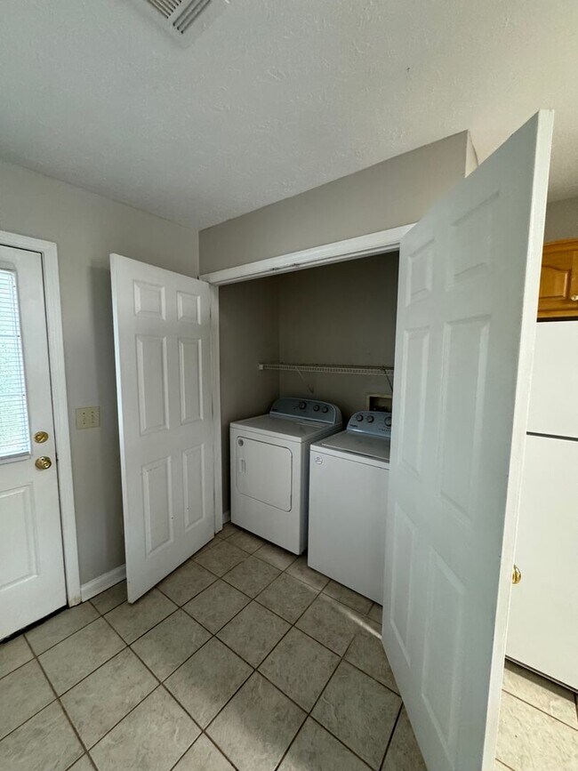 Foto del edificio - Newly Renovated Longview Court Available Now!