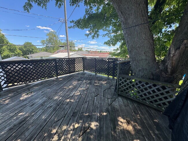 Building Photo - "Your Own Little Hideaway" — Private 2 Bed Home with Balcony & Yard