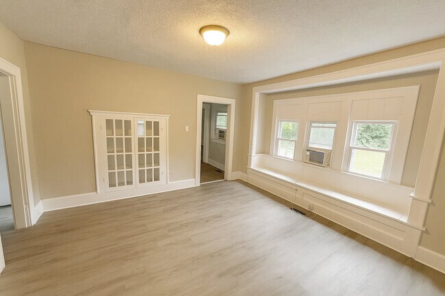 Photo - 1302 Lindley Ave House