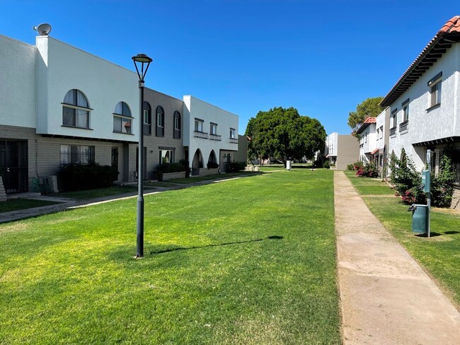 Building Photo - 2927 E Fairmount Ave