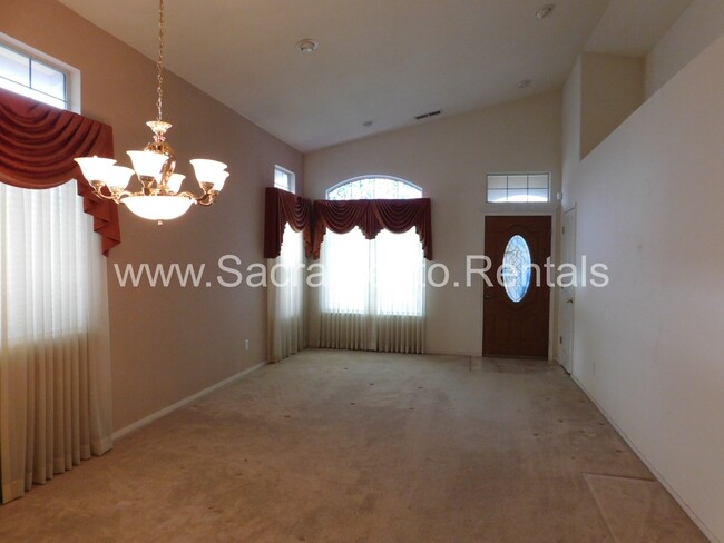 Foto del edificio - Spacious 2bd/2ba Home with Bonus Room & Ga...