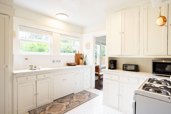 Kitchen - 810 Crestmoore Pl