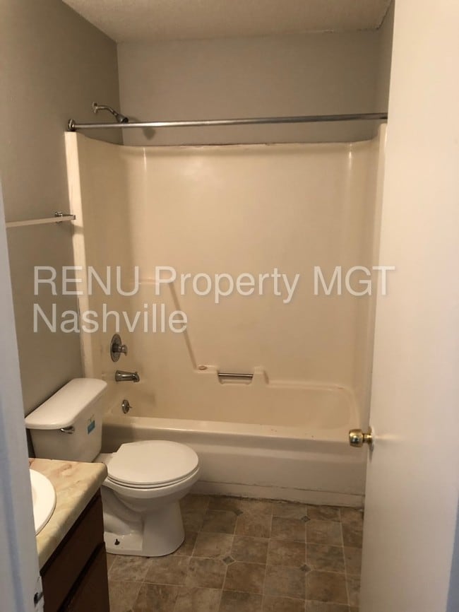 Building Photo - 2BR/1BA duplex off Briley Pkwy!