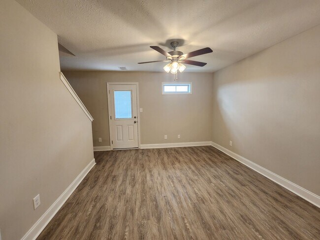 Foto del edificio - 3 Bedroom 3 Bath End Unit Townhome