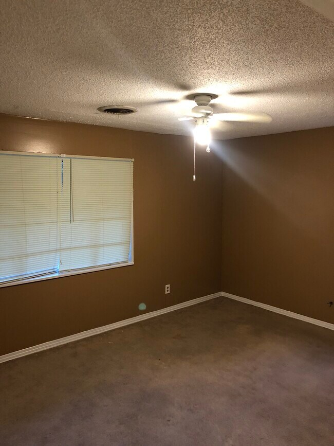 Foto del edificio - 22 Longview Dr