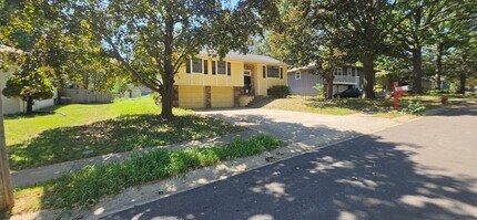 Building Photo - 500 SE Sherri Ln