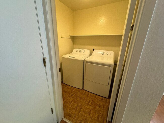 Building Photo - 3 Bedroom 2 bath with beautiful landscapin...