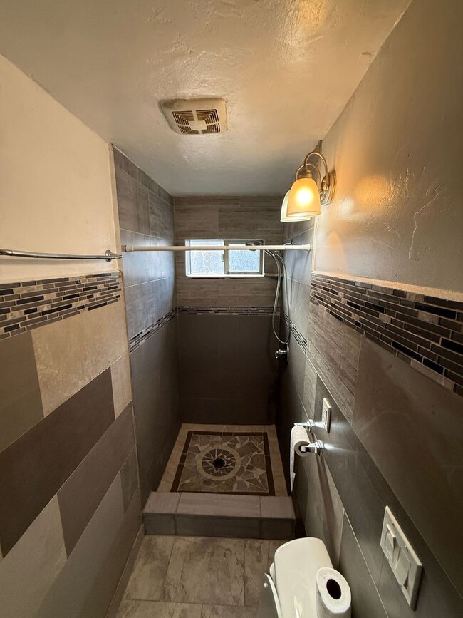 Building Photo - 2 Bedroom / 1 Bathroom Apartment in Madras Oregon