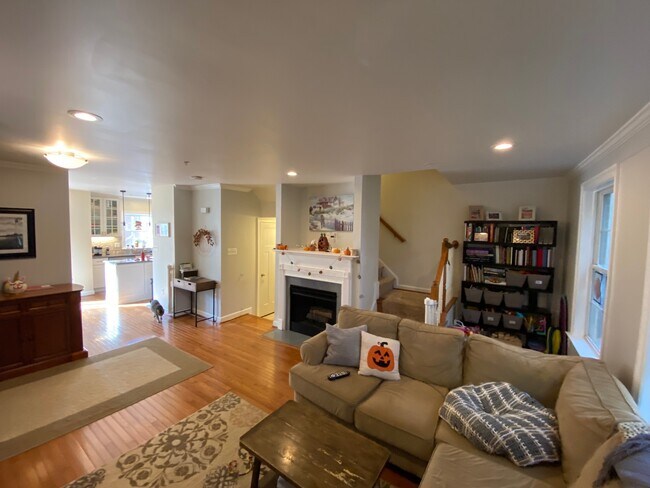 Building Photo - 2325 N Greenbrier Ct