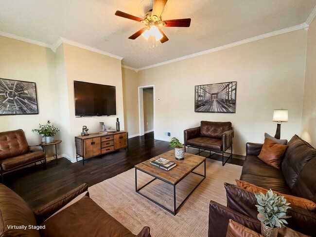Foto del edificio - Newley Updated Home Minutes From The Water...