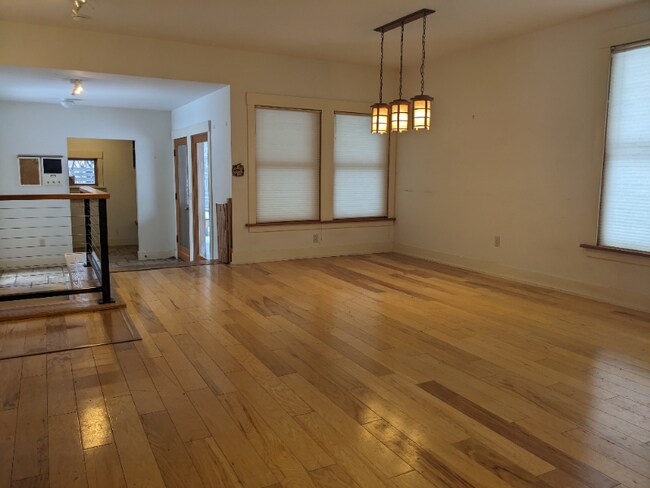 Building Photo - 116 E Dickerson St