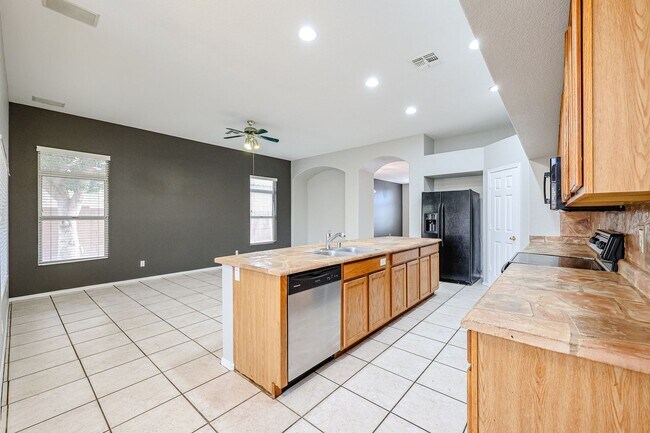 Foto del edificio - 4 BED, 3 BATH, 2000+ SFT WITH POOL IN GILBERT,AZ