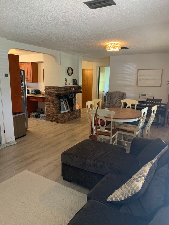 Foto del edificio - 550 Forest Lake Dr