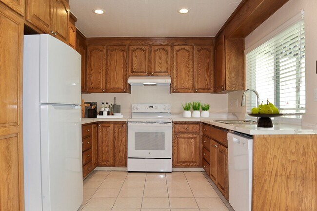 Building Photo - 3-bedroom home located in Union City! – Sp...