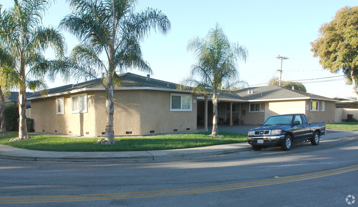 Foto principal - 2640 Bowers Ave