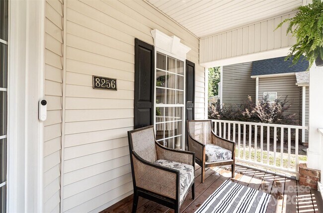 Foto del edificio - 8256 Chatham Oaks Dr