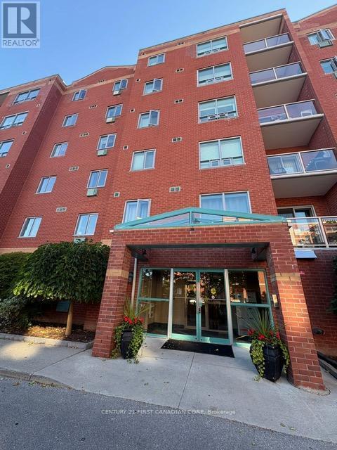 Photo principale - 77 Base Line Rd W