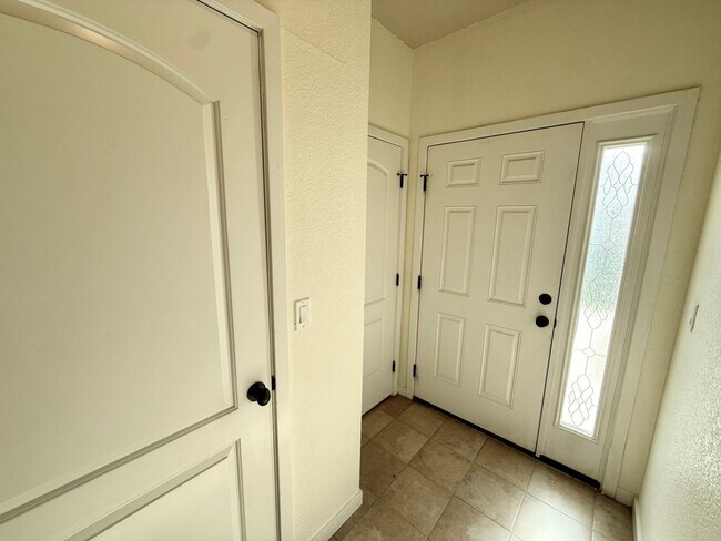 Building Photo - Fantastic 2 Bedroom, 2 Bath Ground Level Condo With Detached Garage in Loveland, Colorado