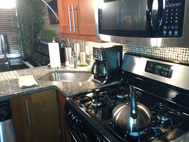 Foto del edificio - 3754 N Bernard St