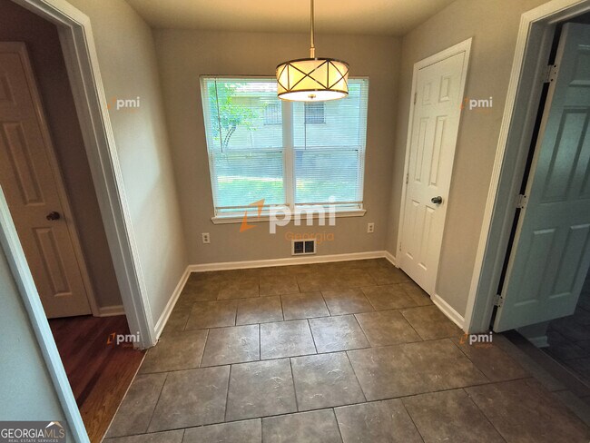 Foto del edificio - 819 Forrest Cir SE