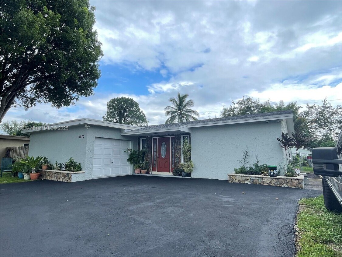 Foto principal - 11940 NW 29th St