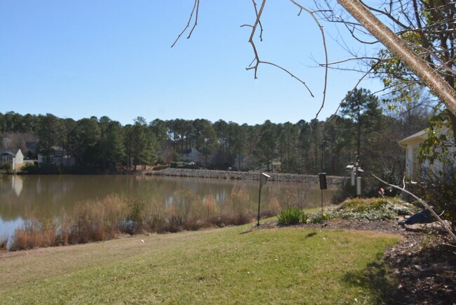 Building Photo - Beautiful townhouse with lakeside views, c...