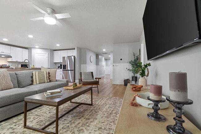 Building Photo - 171 E Red Rock St