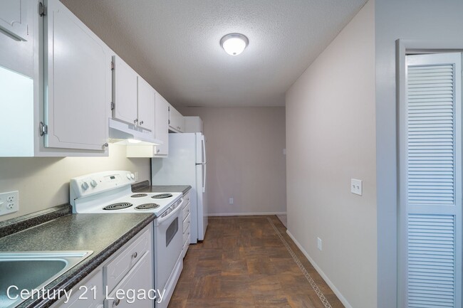 Building Photo - 2 br, 1 bath House - 142 Meredith Circle #10