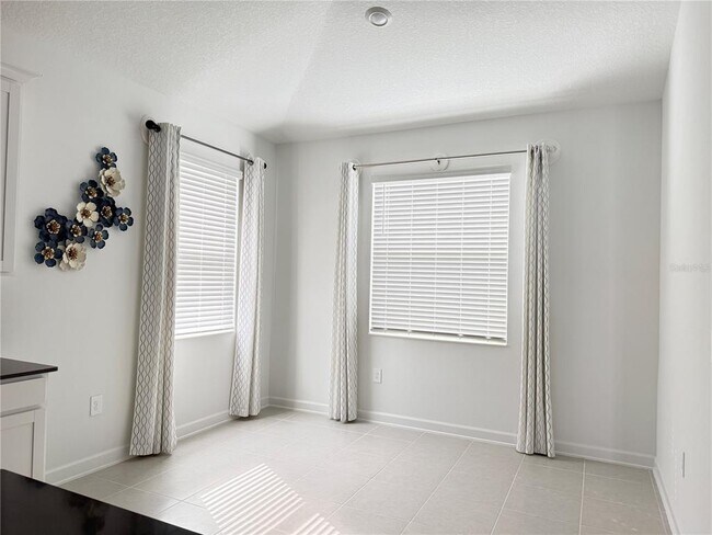 Foto del edificio - 7117 Dilly Lake Ave