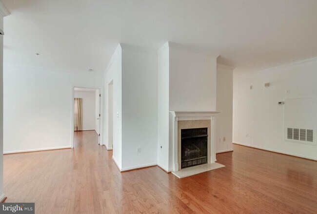 Foto del edificio - 7000 Falls Reach Dr