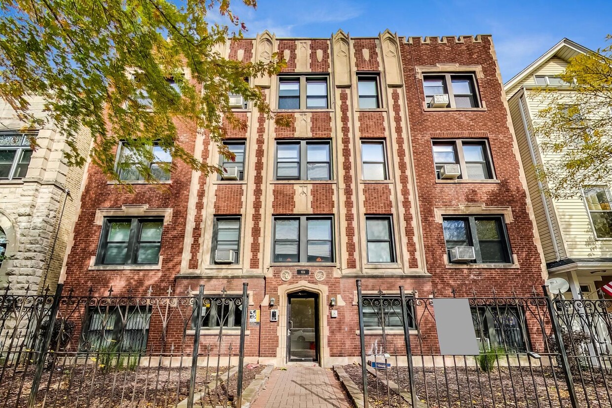 Primary Photo - 924 W Newport Ave