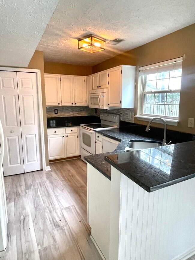 Building Photo - 2112 Belmont Dr