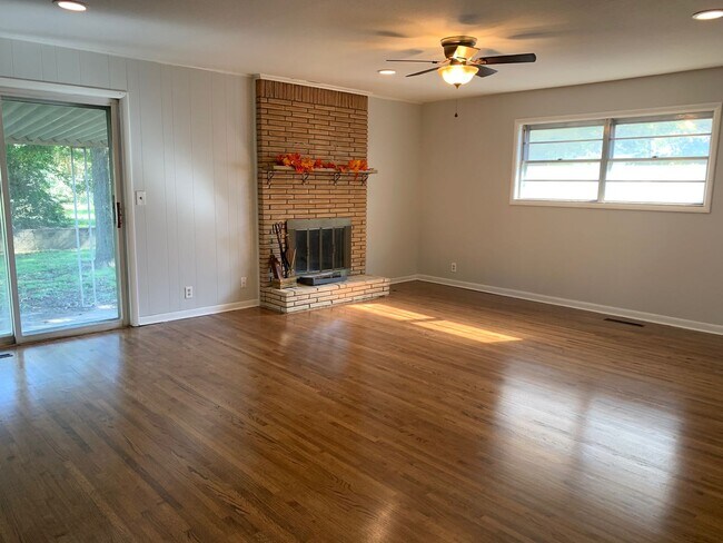 Building Photo - Cute, Cozy & Move-In READY!