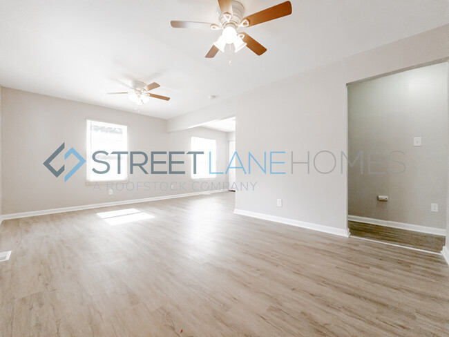 Building Photo - REDUCED!