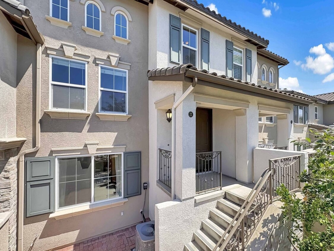 Primary Photo - Spacious 2B/2.5BA Tri-Level Townhouse w/ 2...