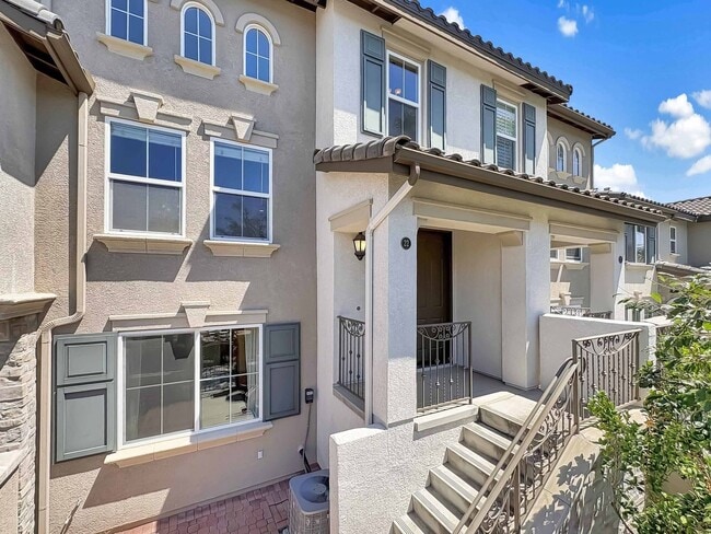 Building Photo - Spacious 2B/2.5BA Tri-Level Townhouse w/ 2...