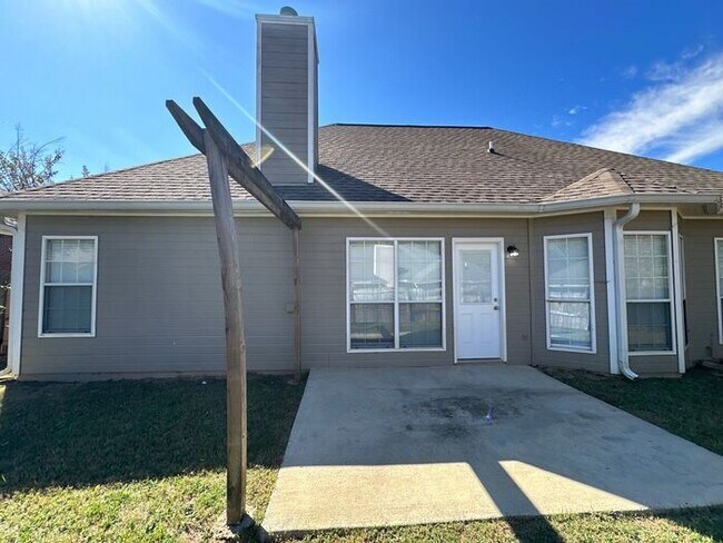 Building Photo - SELF TOUR NOW! - 144 Saint Charles Dr, Hel...