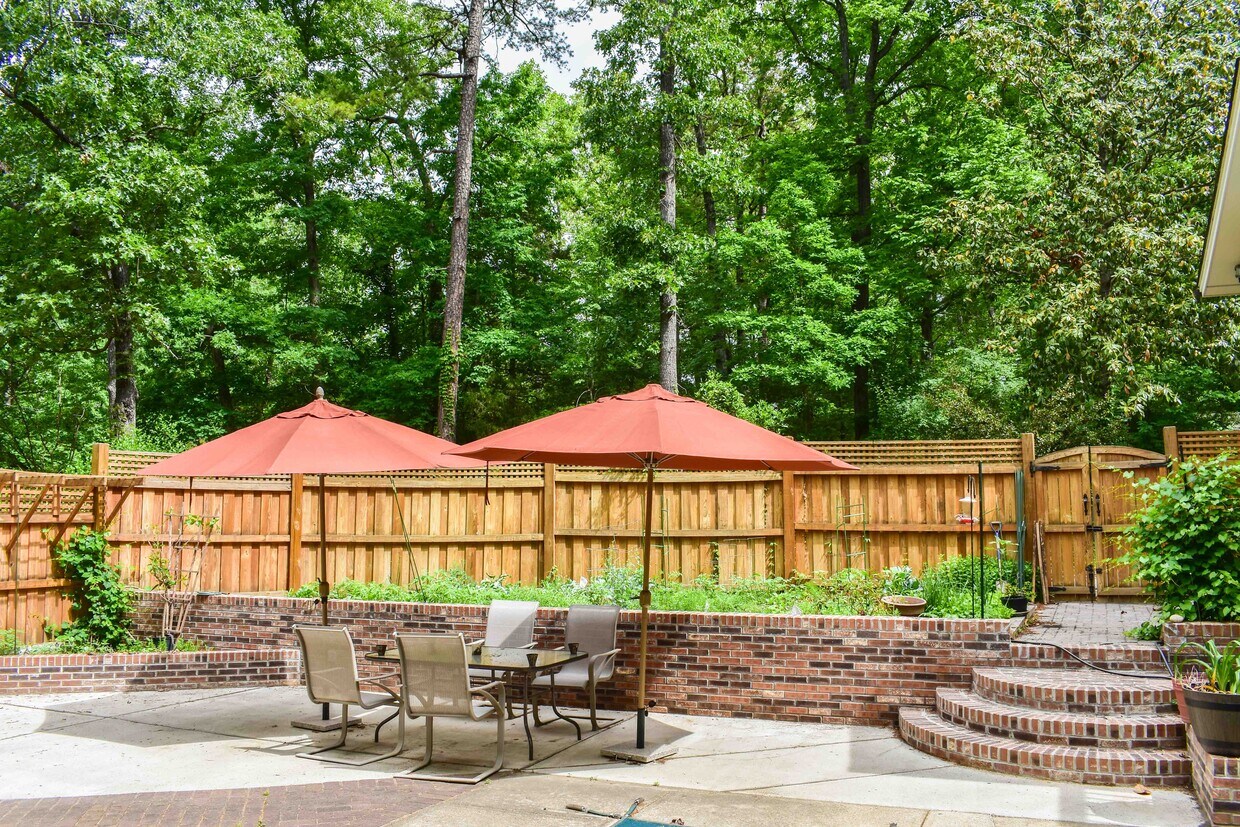 Outdoor patio - shared space - 2729 Montgomery St