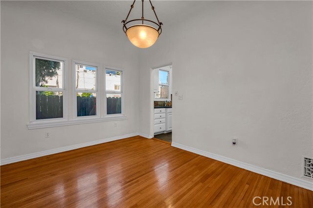 Building Photo - 722 S Dunsmuir Ave