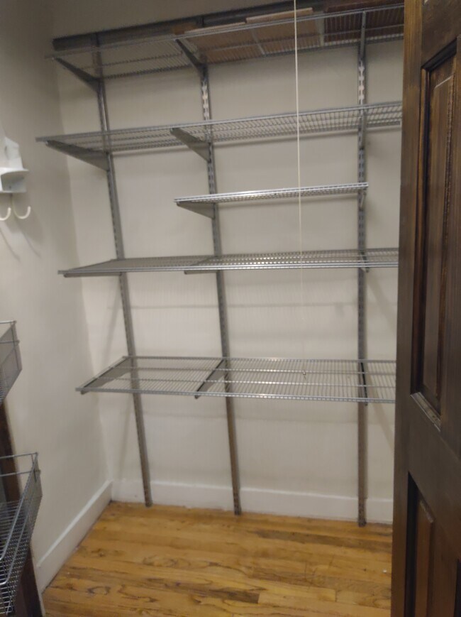 1 de los 2 armarios - 539 W Addison St