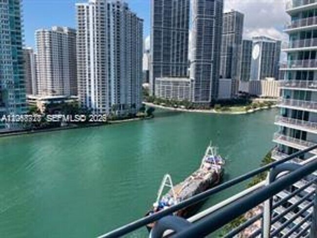 Foto del edificio - 335 S Biscayne Blvd